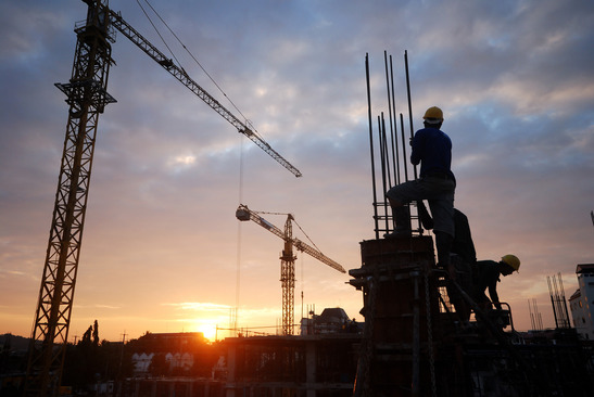 كيف يتم بناء مصنع